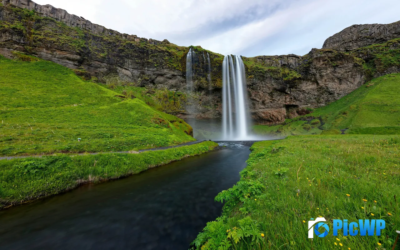 Green Grassl<font color=red>and</font> Cliff River Waterfalls Icel<font color=red>and</font> 5K PC Wallpaper