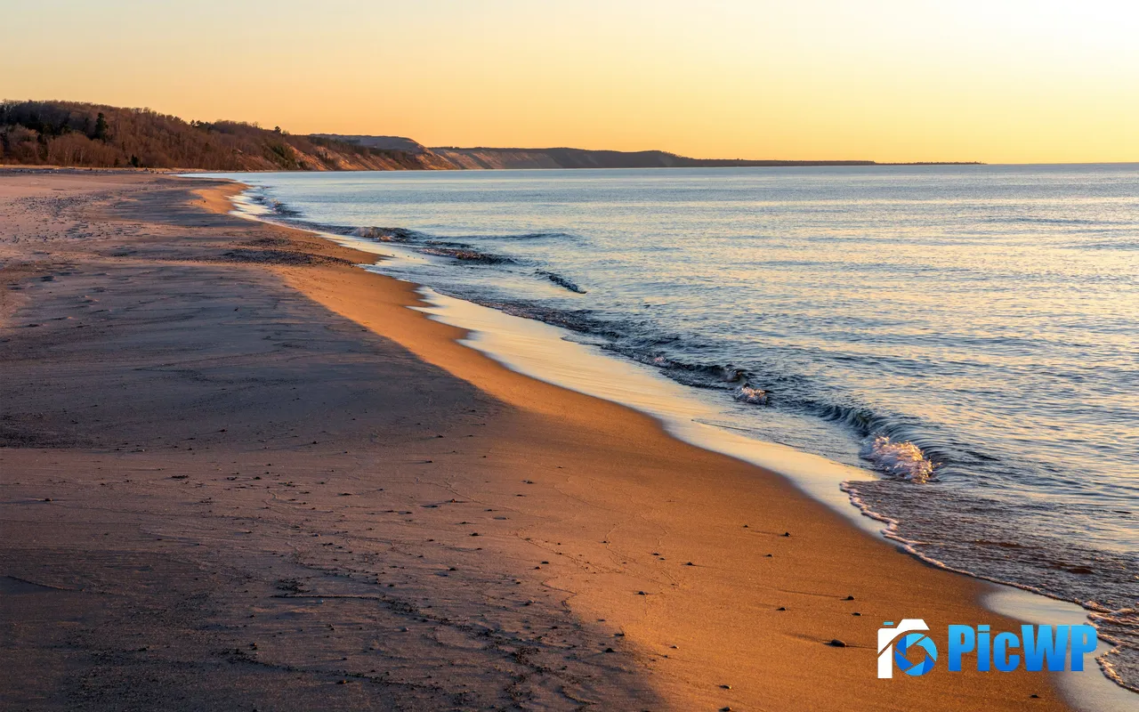 Evening Light Lake Superior Shore Grand Marais MI USA 5K PC Wallpaper