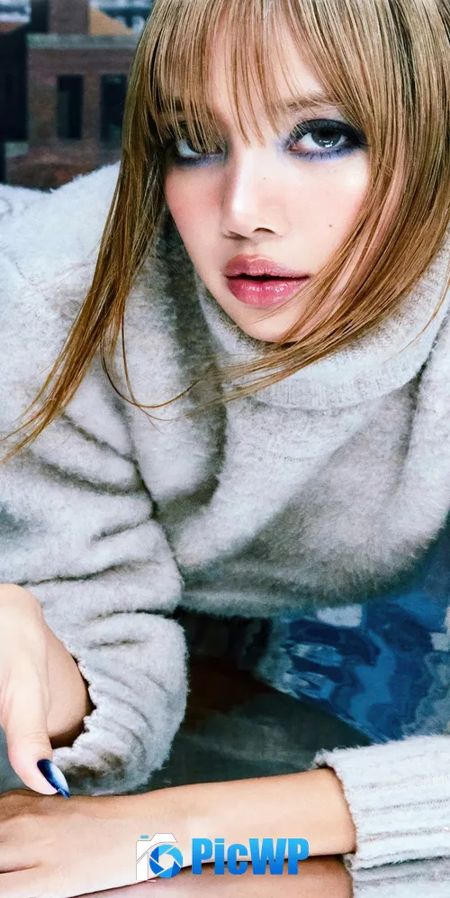 Lisa Turtleneck 3K Mobile Wallpaper
