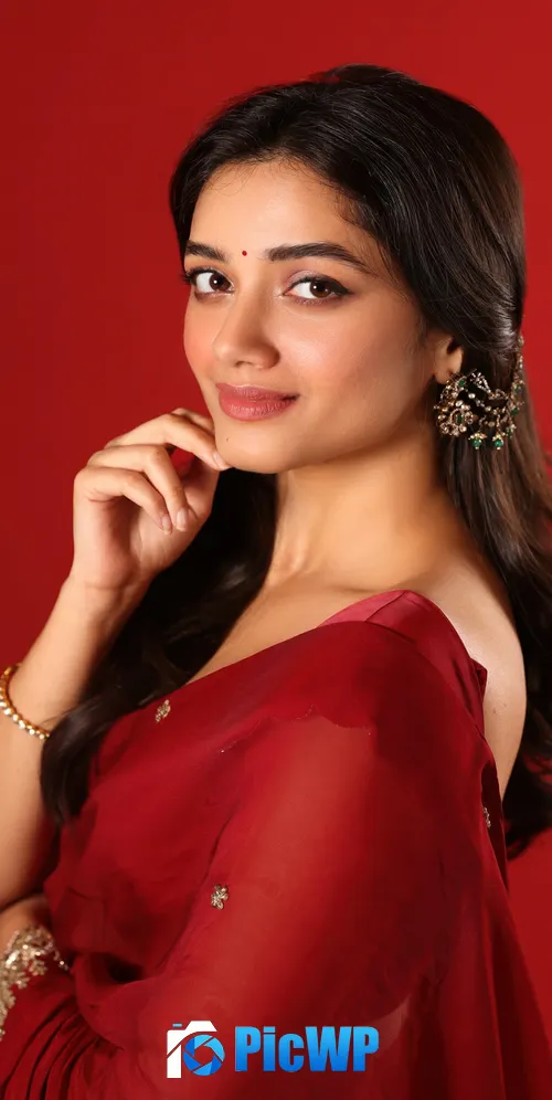 Bhagyashri Borse Saree 3K Mobile Wallpaper