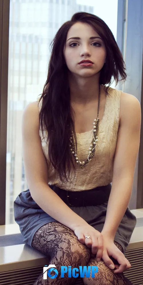 Emily Rudd Teen girl 3K Mobile Wallpaper