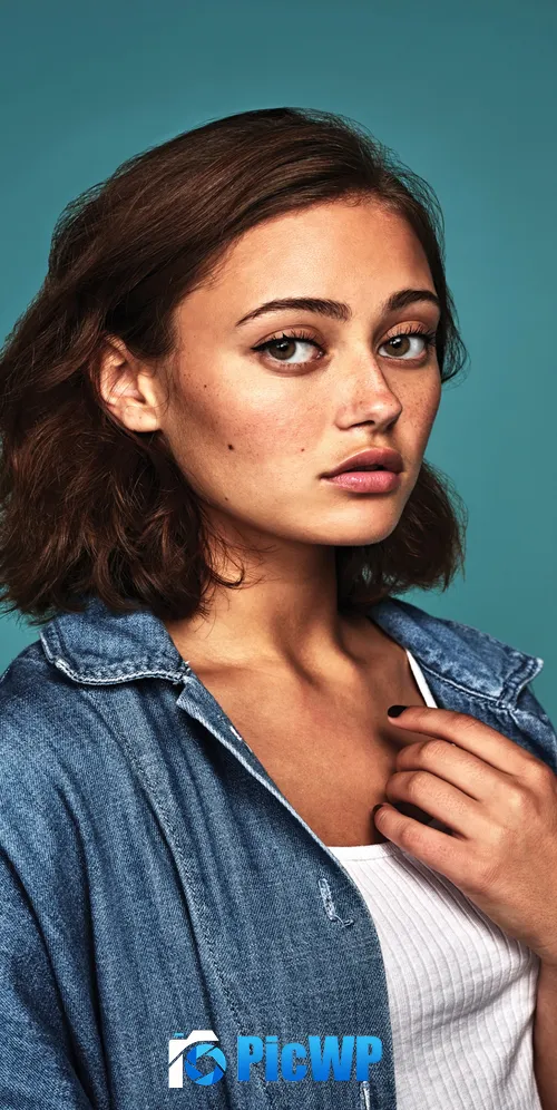 Ella Purnell Pastel cyan 3K Mobile Wallpaper