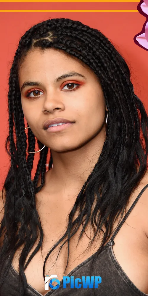 Zazie Beetz iPad 3K Mobile Wallpaper