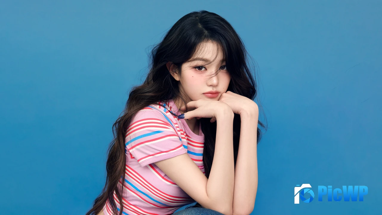 Jang Wonyoung Blue background 4K PC Wallpaper