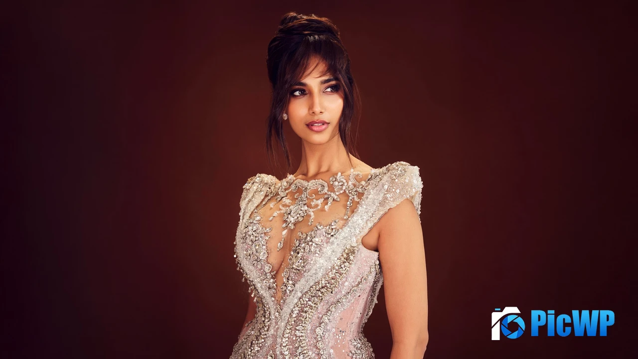 Meenaakshi Chaudhary 4K PC Wallpaper