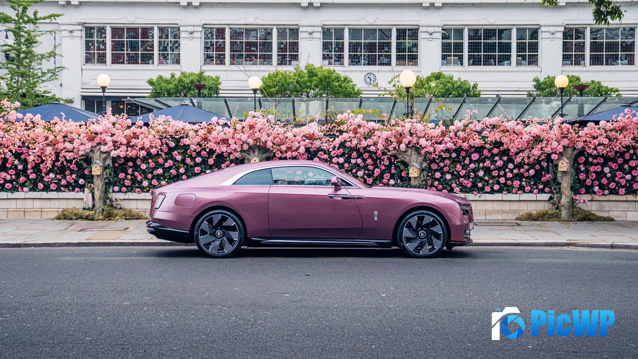 Rolls-Royce Spectre Floral Art In Chelsea 4K PC Wallpaper