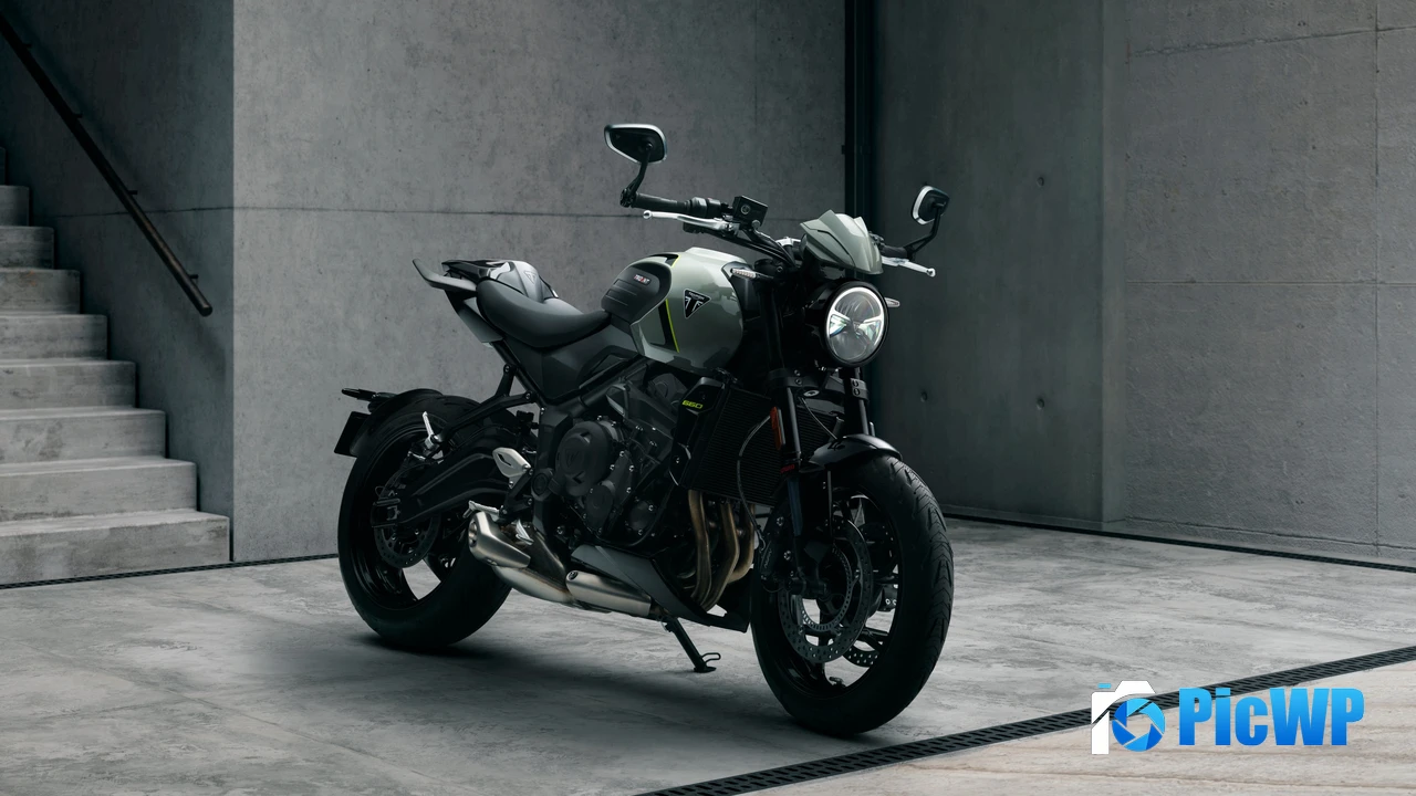 Triumph Trident 660 Muscular 4K PC Wallpaper