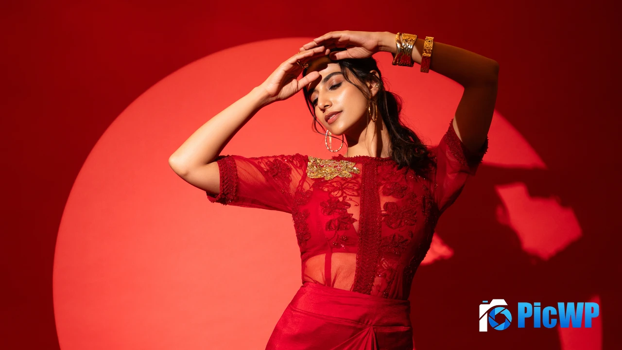 Meenaakshi Chaudhary 4K PC Wallpaper