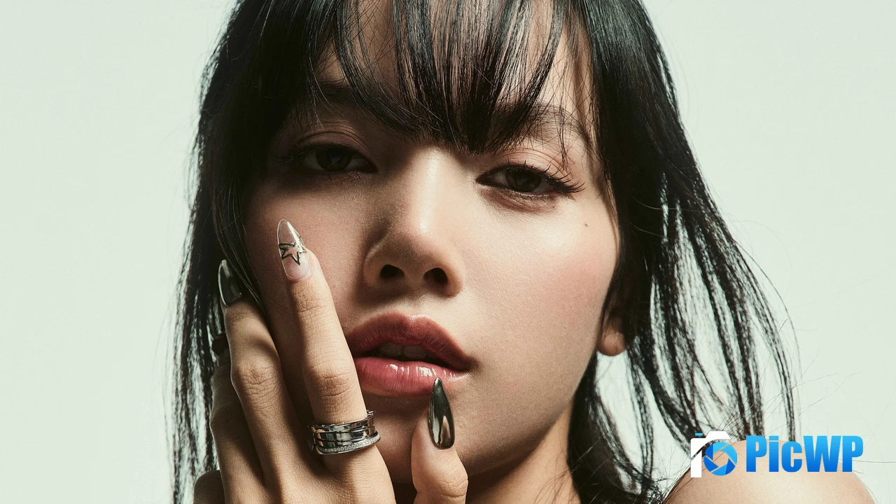 Lisa Vertical 4K PC Wallpaper