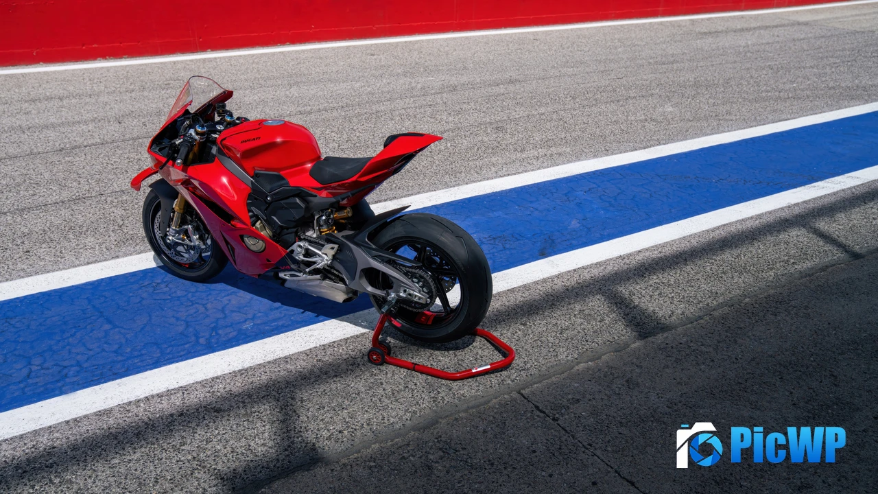 Ducati Panigale V4 Race track 4K PC Wallpaper