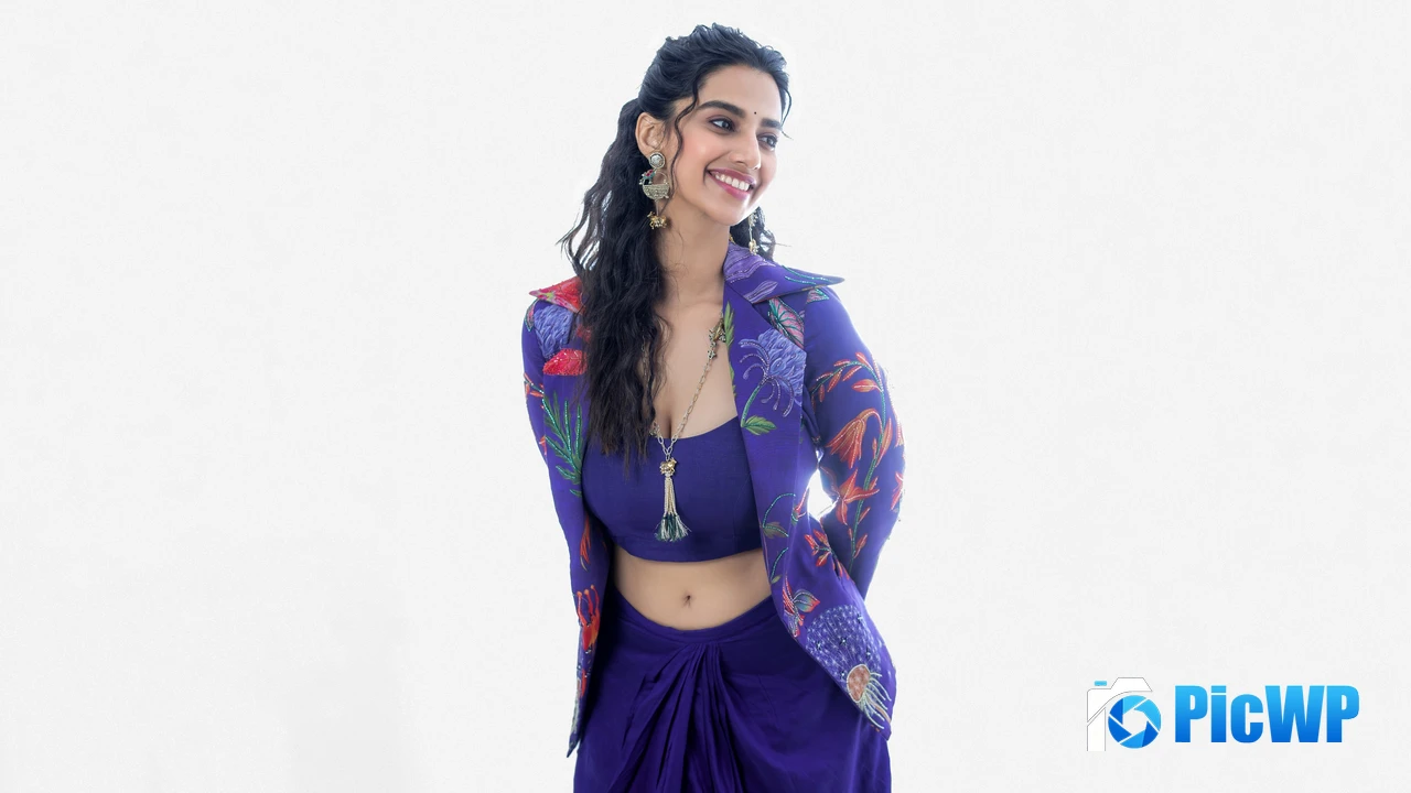 Meenaakshi Chaudhary 4K PC Wallpaper