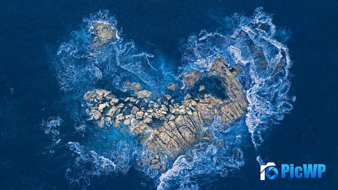 Heart shape Rock island 4K PC Wallpaper