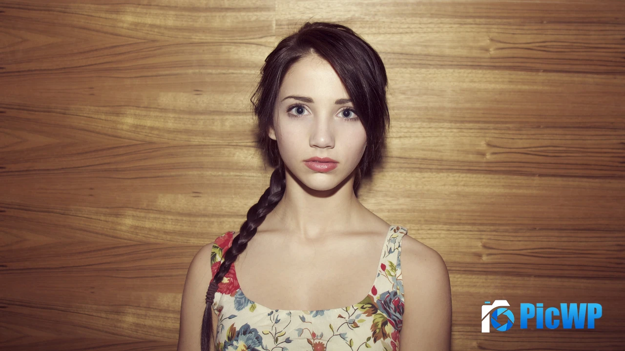 Emily Rudd 4K PC Wallpaper