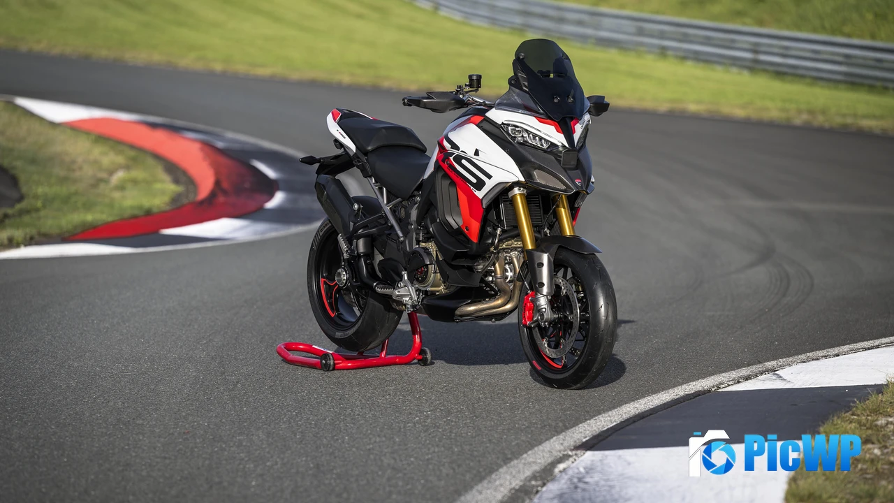 Ducati Multistrada V4 RS Race track 4K PC Wallpaper