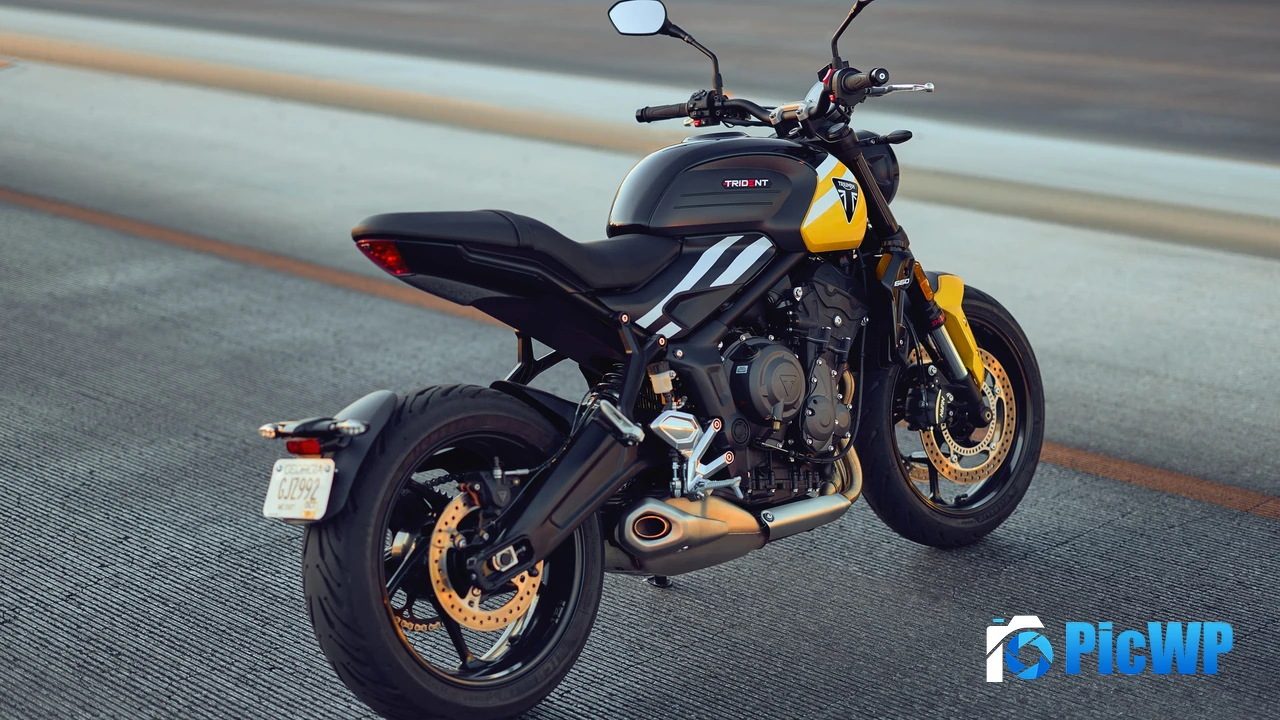 Triumph Trident 660 2025 4K PC Wallpaper