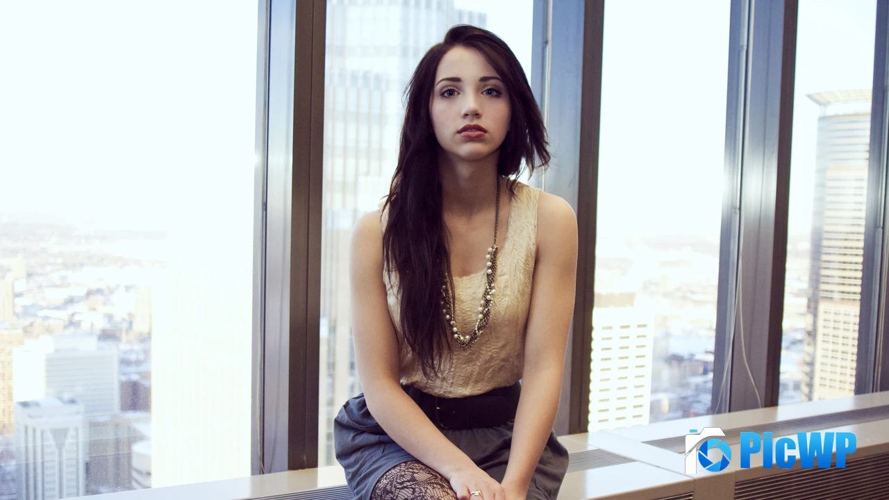 Emily Rudd Teen girl 4K PC Wallpaper
