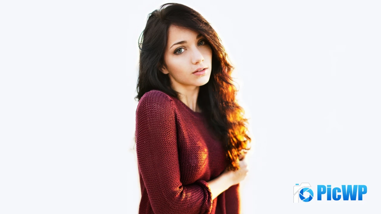 Emily Rudd White background 4K PC Wallpaper