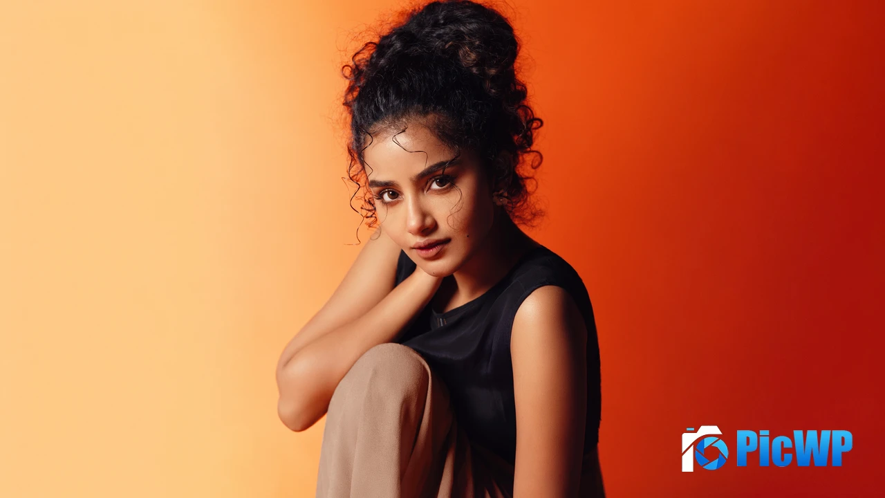 Anupama Parameswaran Orange background 4K PC Wallpaper
