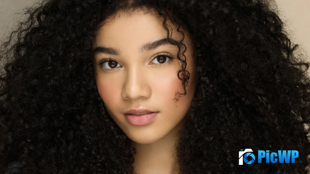 Malia Baker Portrait 4K PC Wallpaper