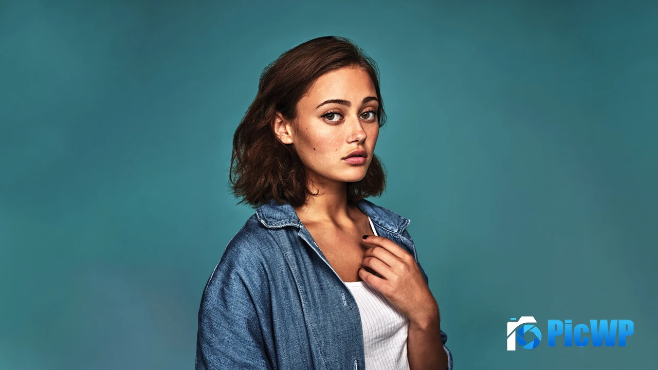 Ella Purnell Pastel cyan 4K PC Wallpaper