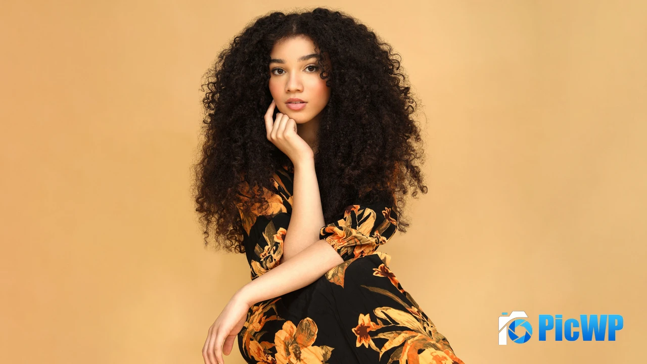 Malia Baker 4K PC Wallpaper