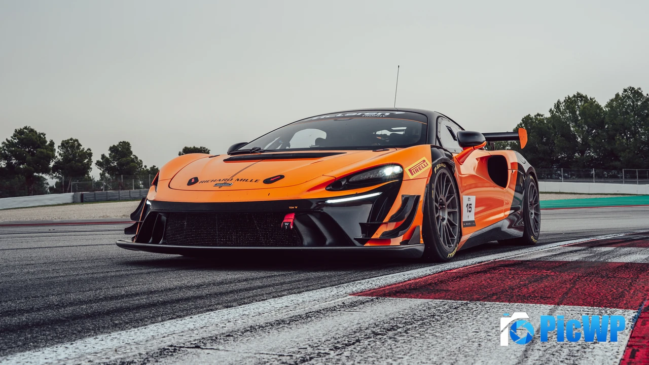 McLaren Artura Trophy EVO Race car 4K PC Wallpaper
