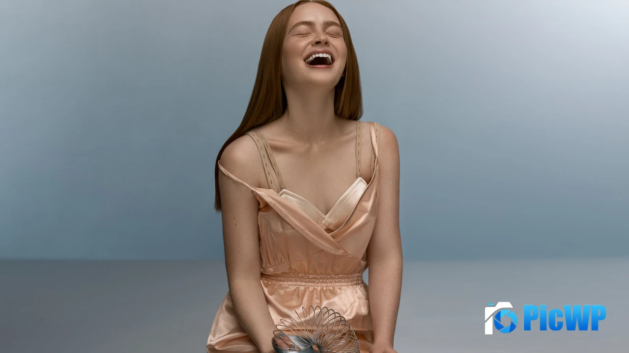 Sadie Sink Laughing 4K PC Wallpaper