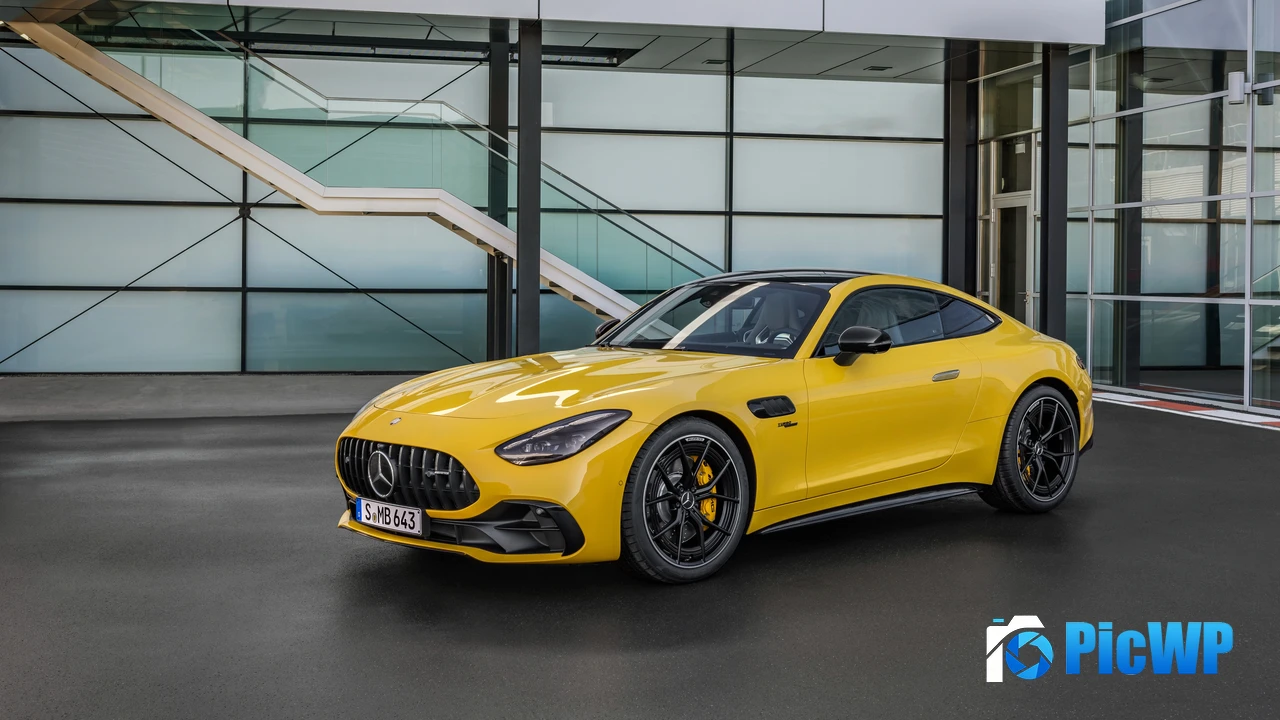 Mercedes-AMG GT 43 Coupé 2024 4K PC Wallpaper