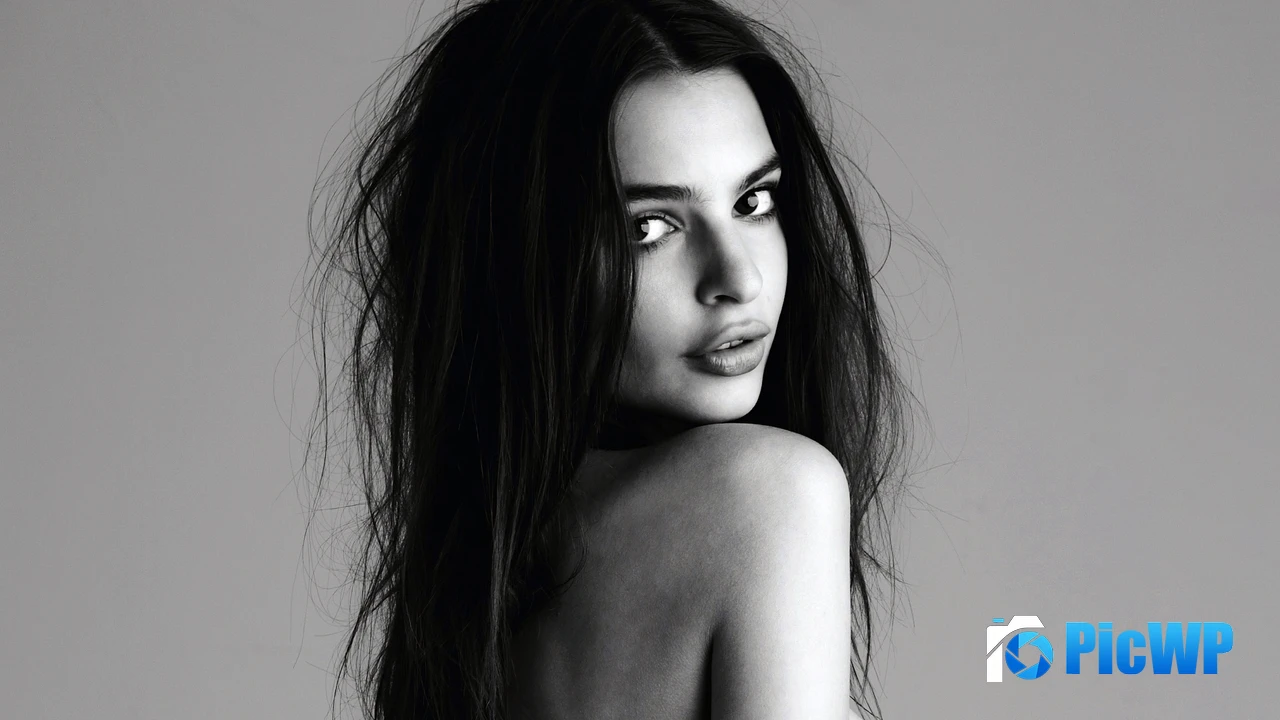 Emily Ratajkowski Portrait 4K PC Wallpaper