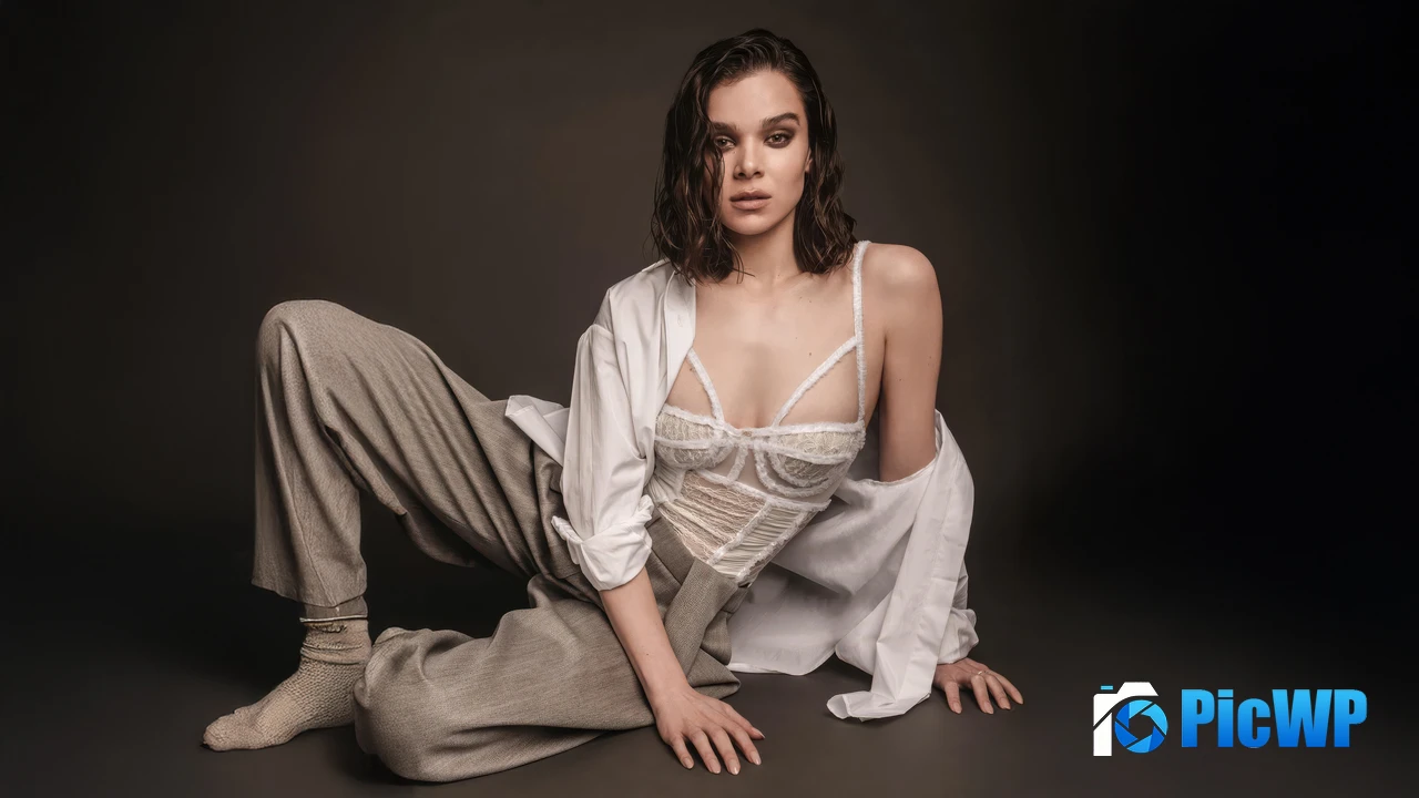Hailee Steinfeld Fashion 4K PC Wallpaper