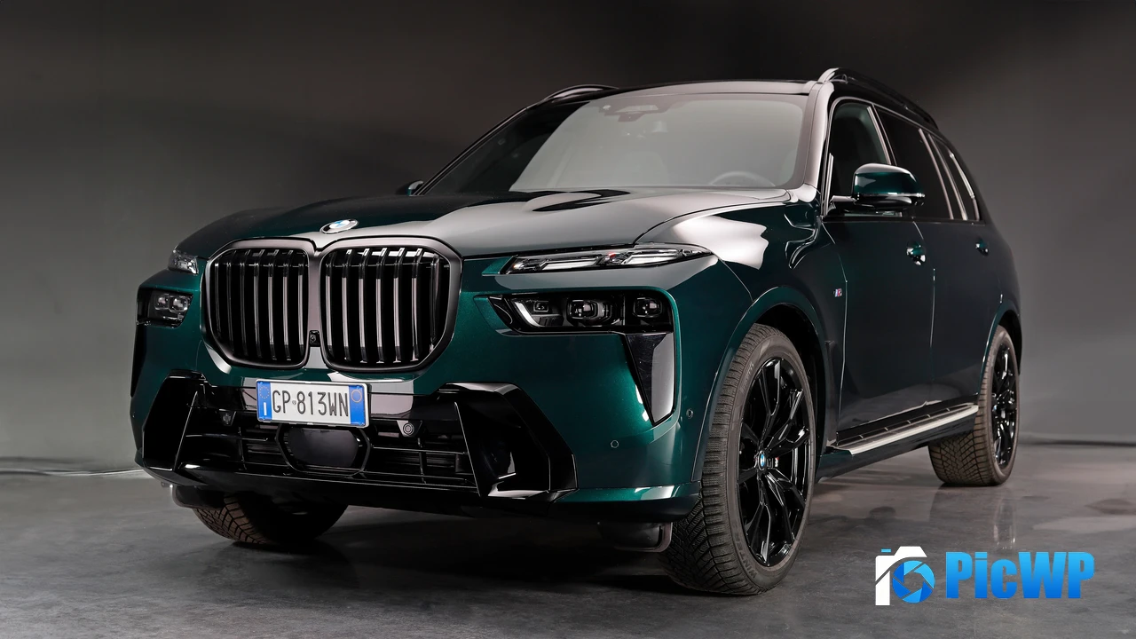 BMW X7 xDrive40d M Sport Poldo Dog Couture 2024 4K PC Wallpaper