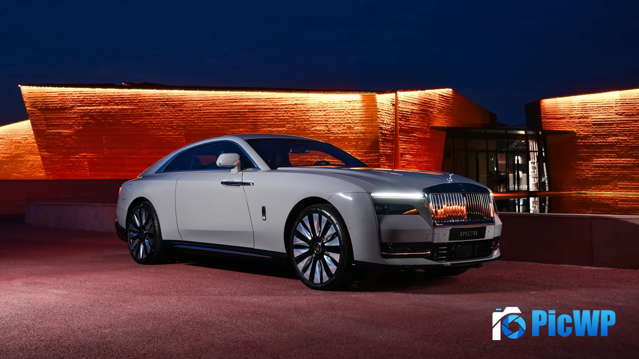 Rolls-Royce Spectre 2024 Luxury EV 4K PC Wallpaper