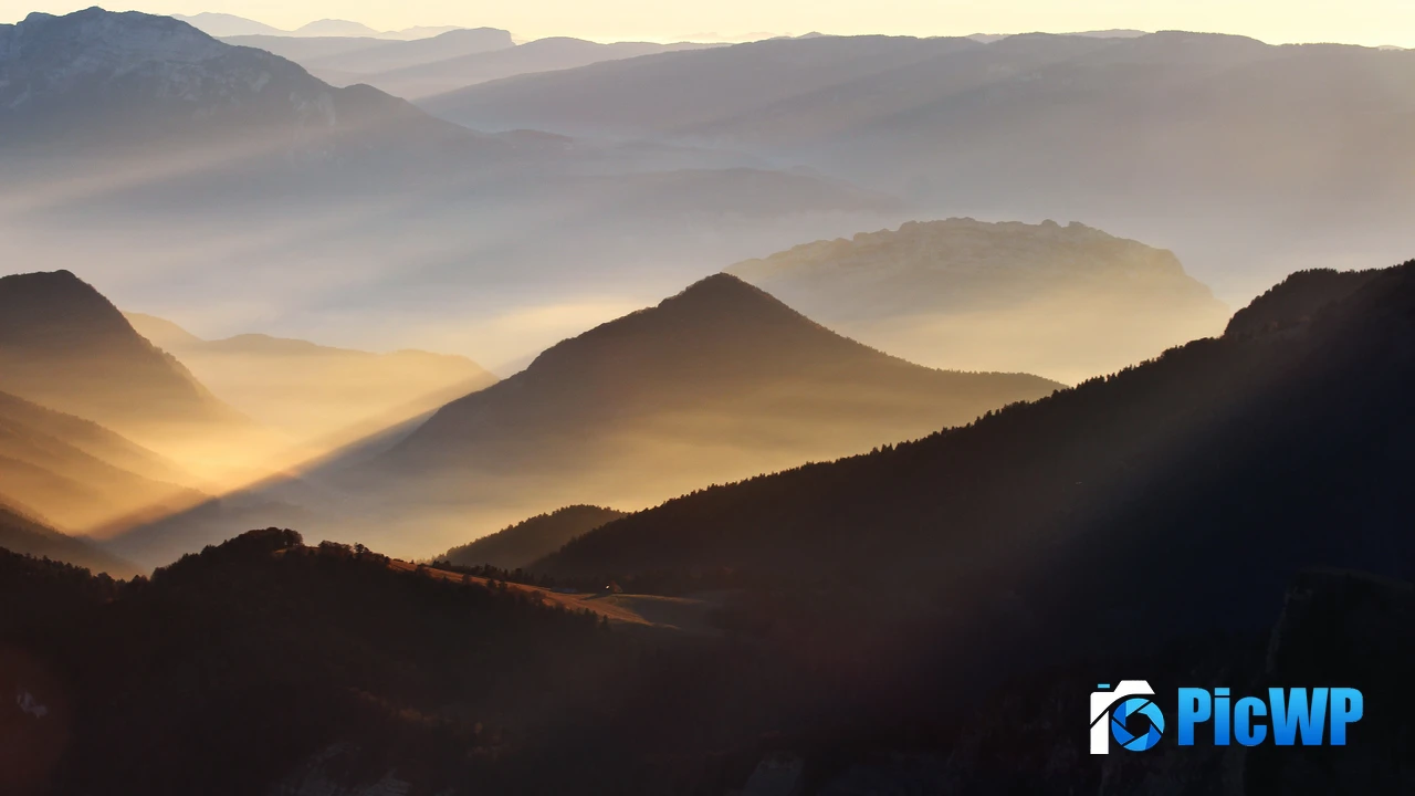 Foggy Mountains 4K PC Wallpaper
