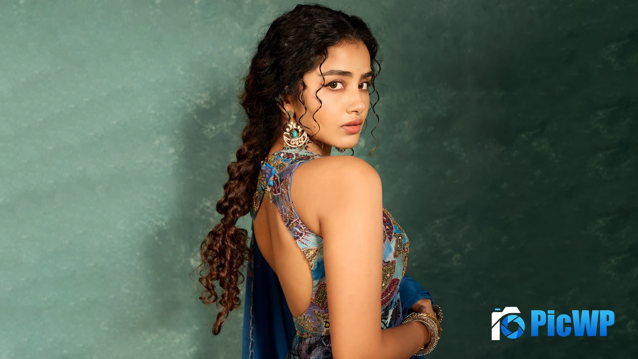 Anupama Parameswaran Vertical 3K Mobile Wallpaper