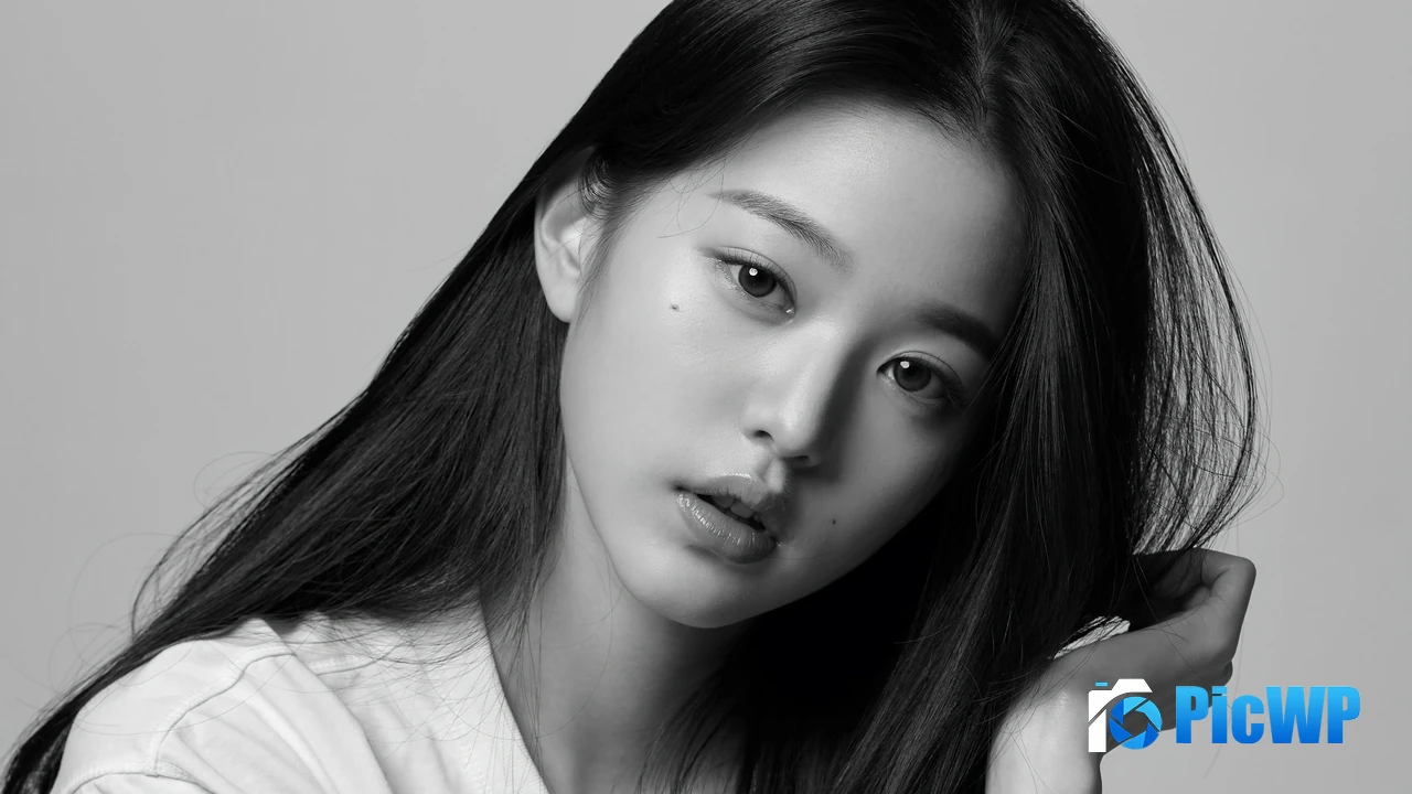 Jang Wonyoung Monochrome 4K PC Wallpaper
