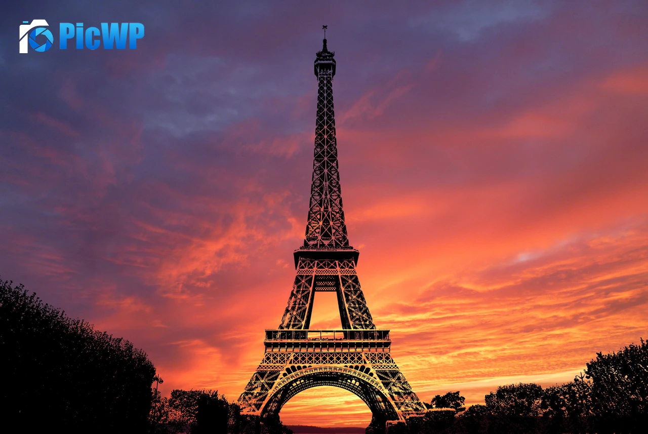 Eiffel Tower Sunset 4K PC Wallpaper