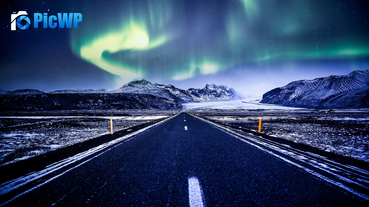 Aurora Borealis Road 4K PC Wallpaper