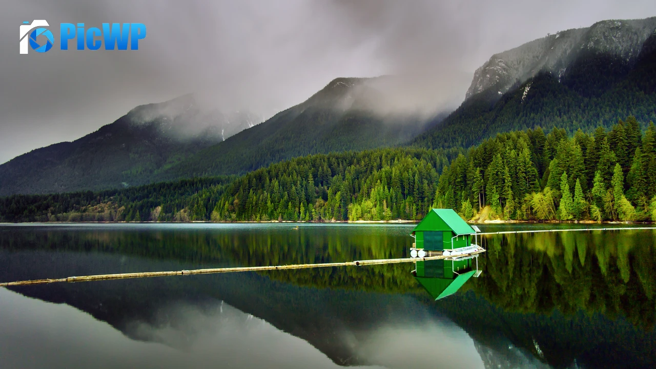 Floating Cabin Capilano Lake 4K PC Wallpaper
