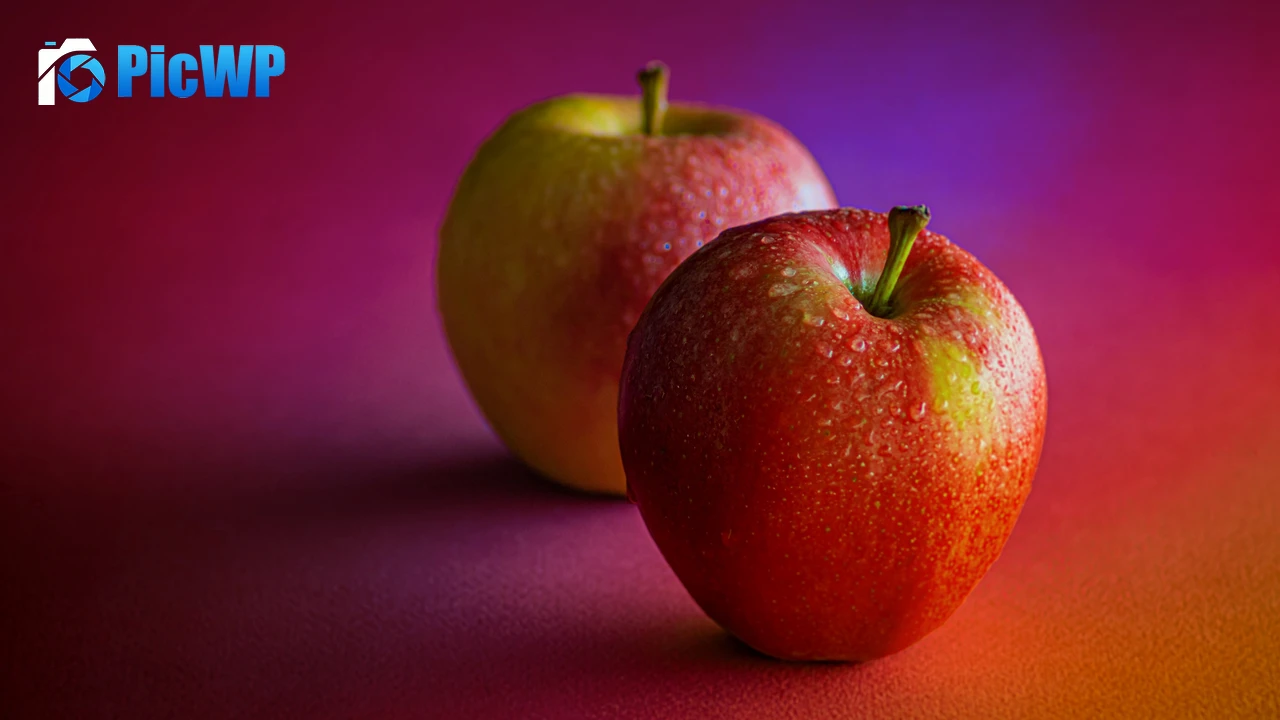 Red Apples Dew Drops 4K PC Wallpaper