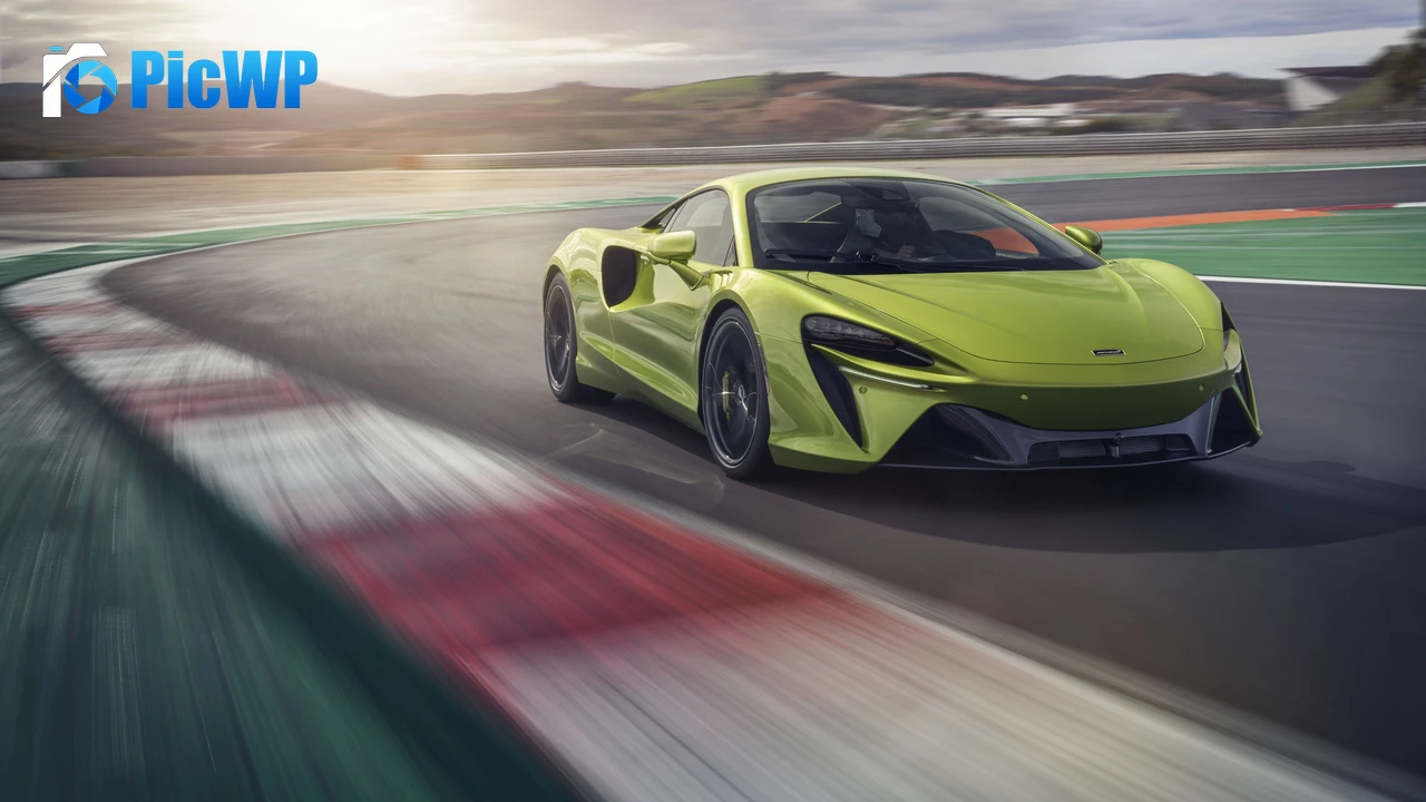 McLaren Artura Race track 4K PC Wallpaper
