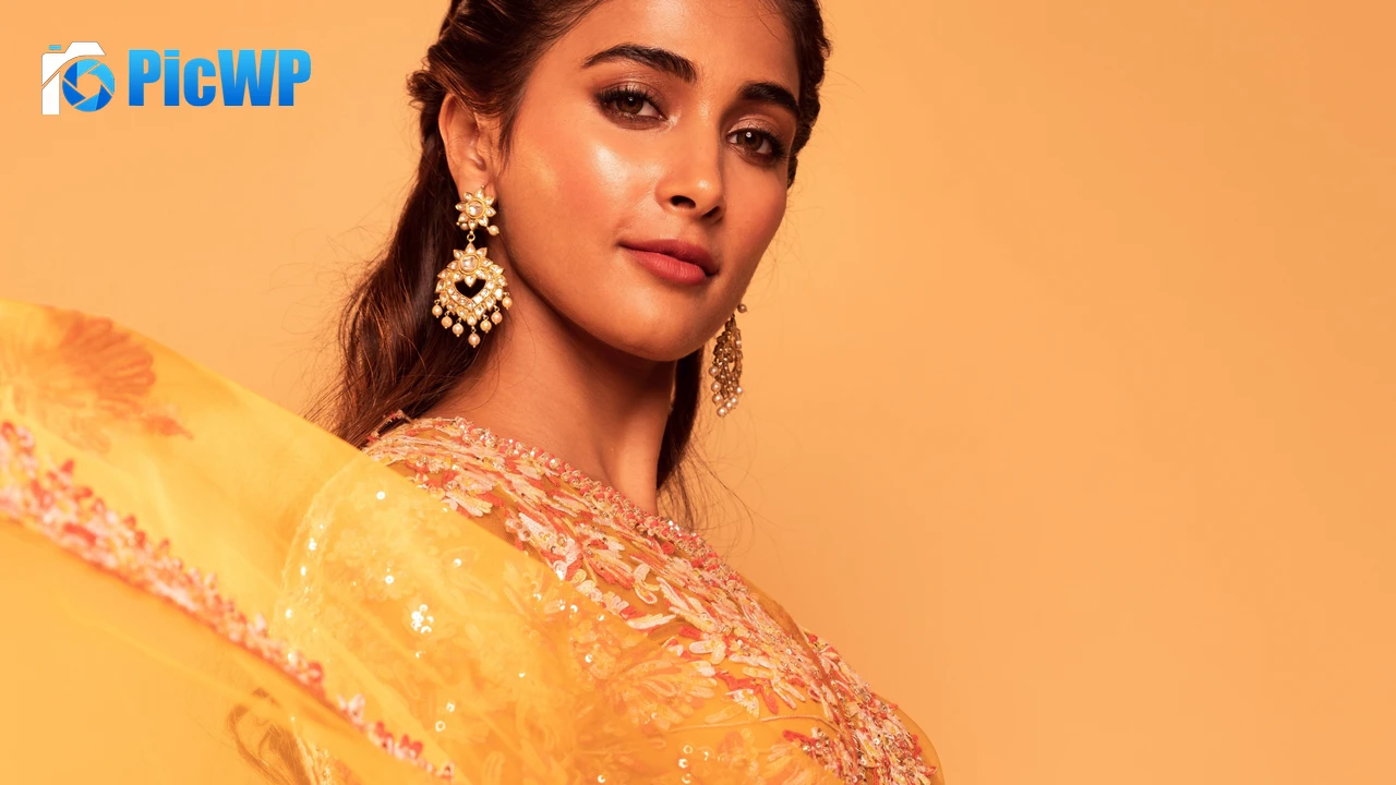 Pooja Hegde Mobile phone  4K PC Wallpaper