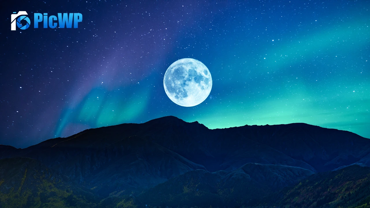 Full moon Aurora Borealis 4K PC Wallpaper