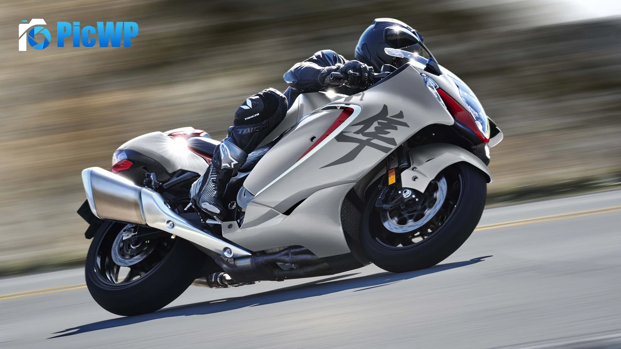 Biker Riding Suzuki Hayabusa 2022 4K PC Wallpaper