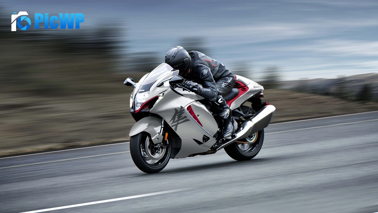 Biker Racing Suzuki Hayabusa 2022 4K PC Wallpaper