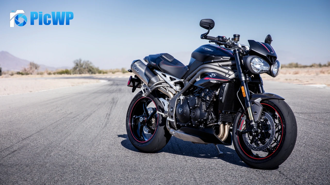 Triumph Speed Triple RS Cafe racer 4K PC Wallpaper