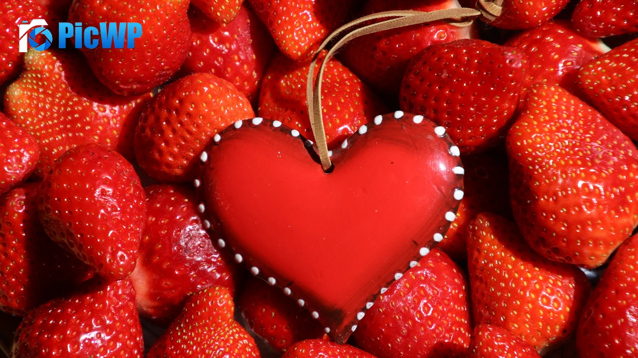 Red heart Strawberries 4K PC Wallpaper