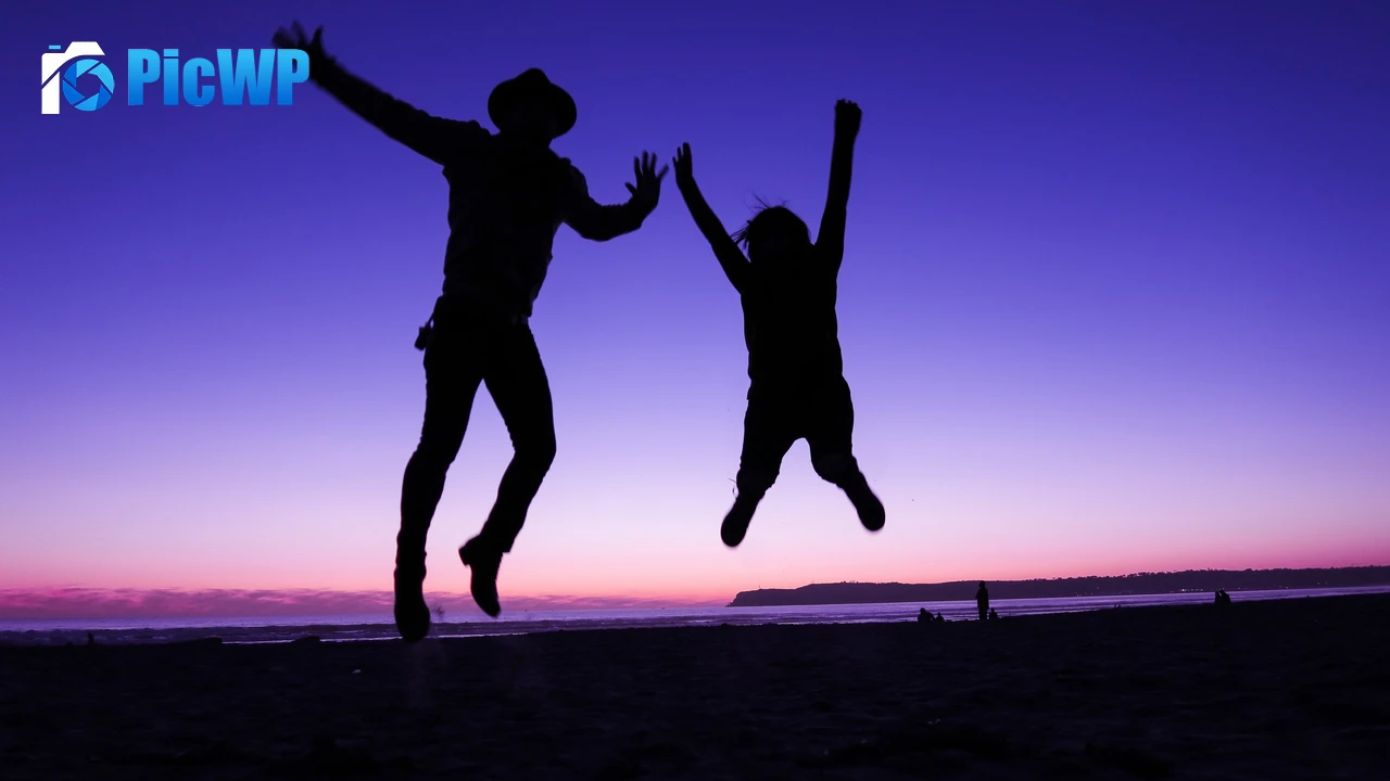 Silhouette Jumping 4K PC Wallpaper