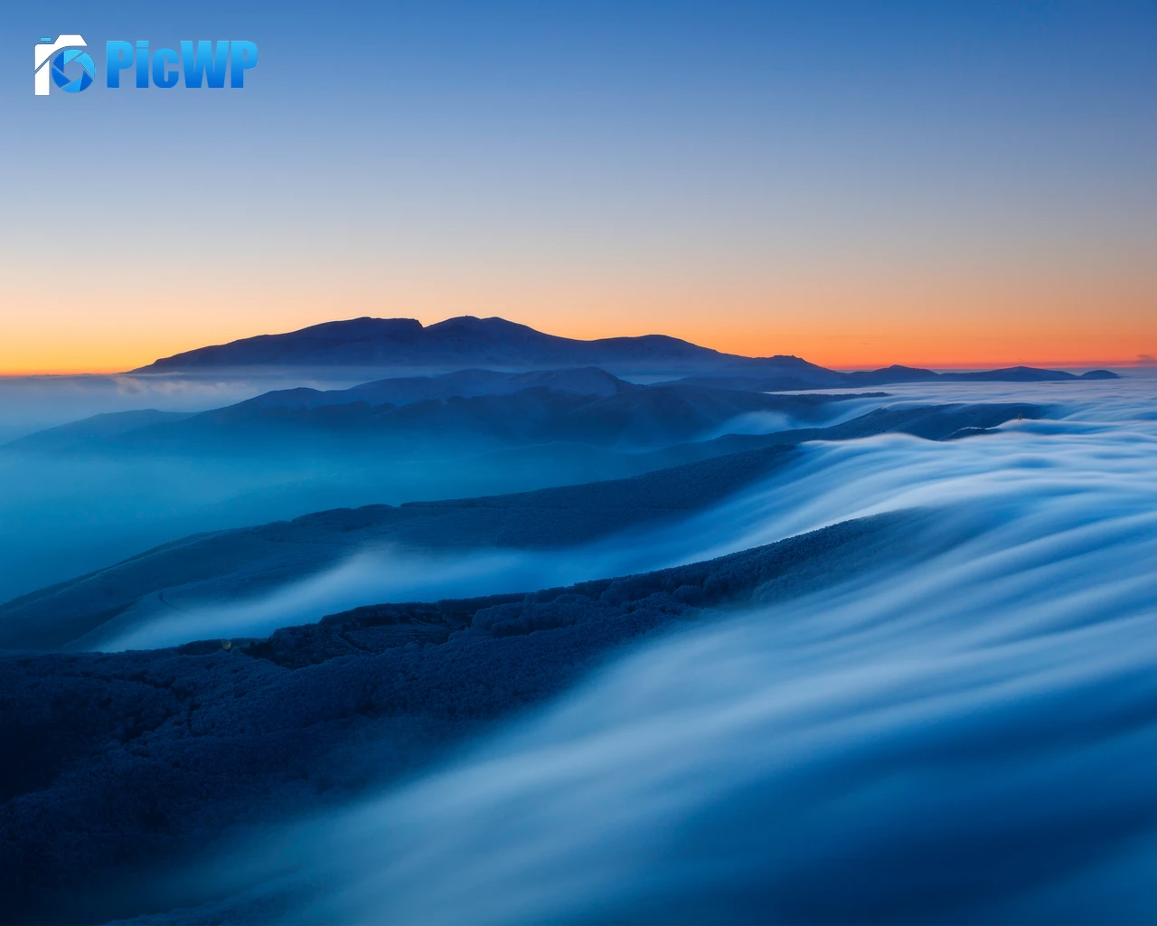 Mountain covered in fog at sunset 4K PC Wallpaper