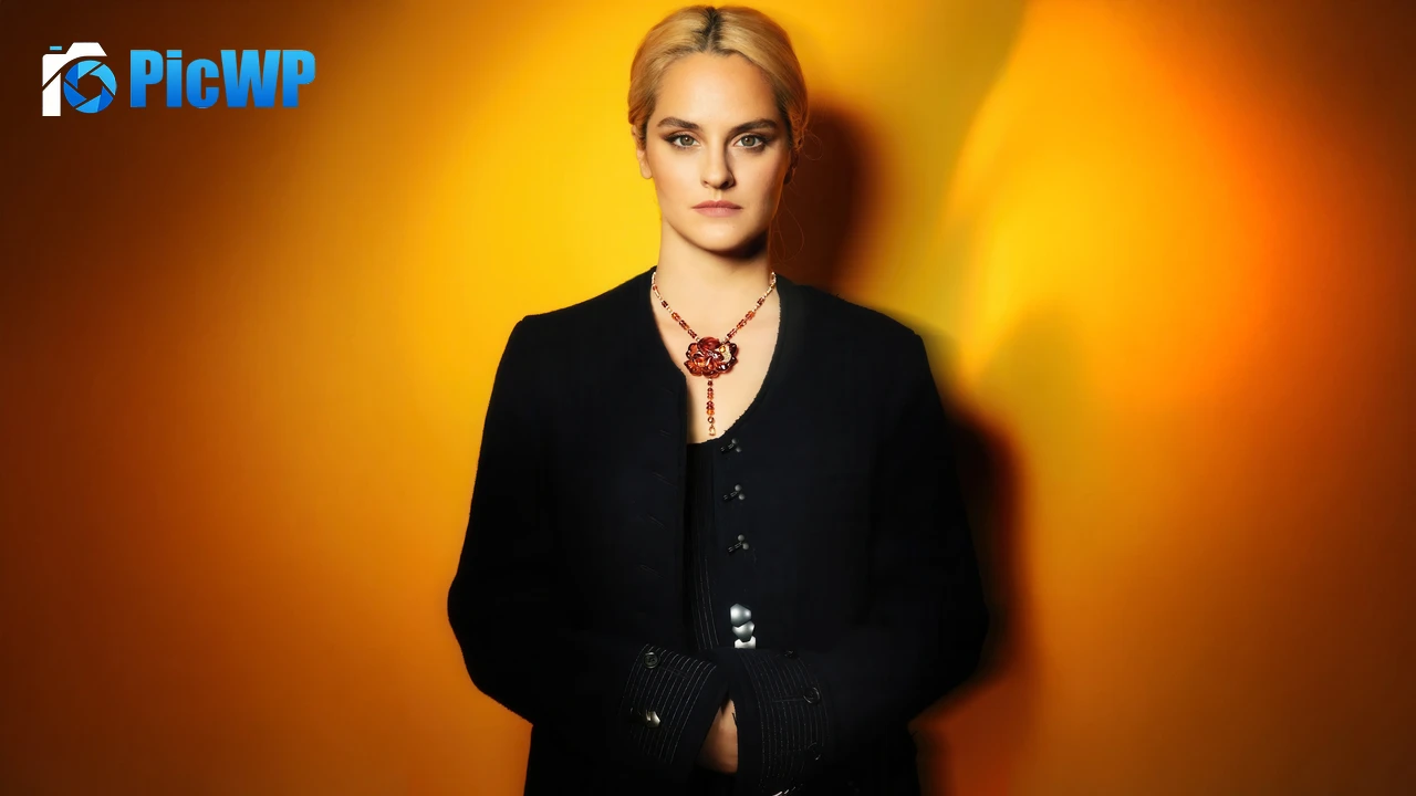Noémie Merlant French actress 4K PC Wallpaper