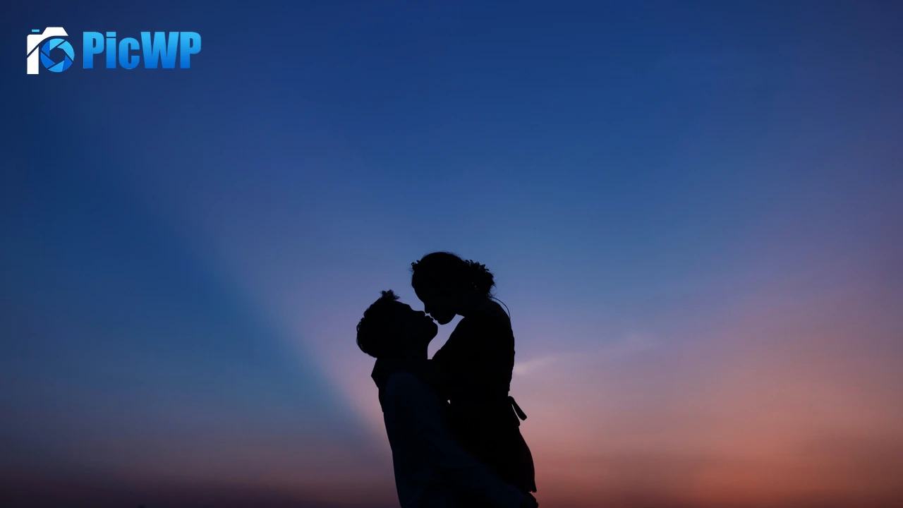 Couple First kiss 4K PC Wallpaper